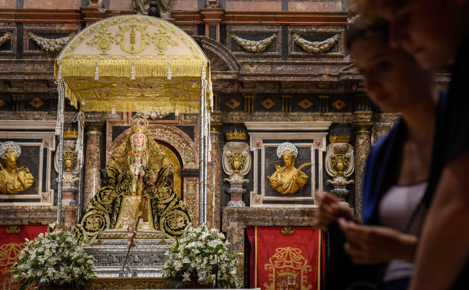 La Virgen de los Reyes, ya dispuesta para la procesión