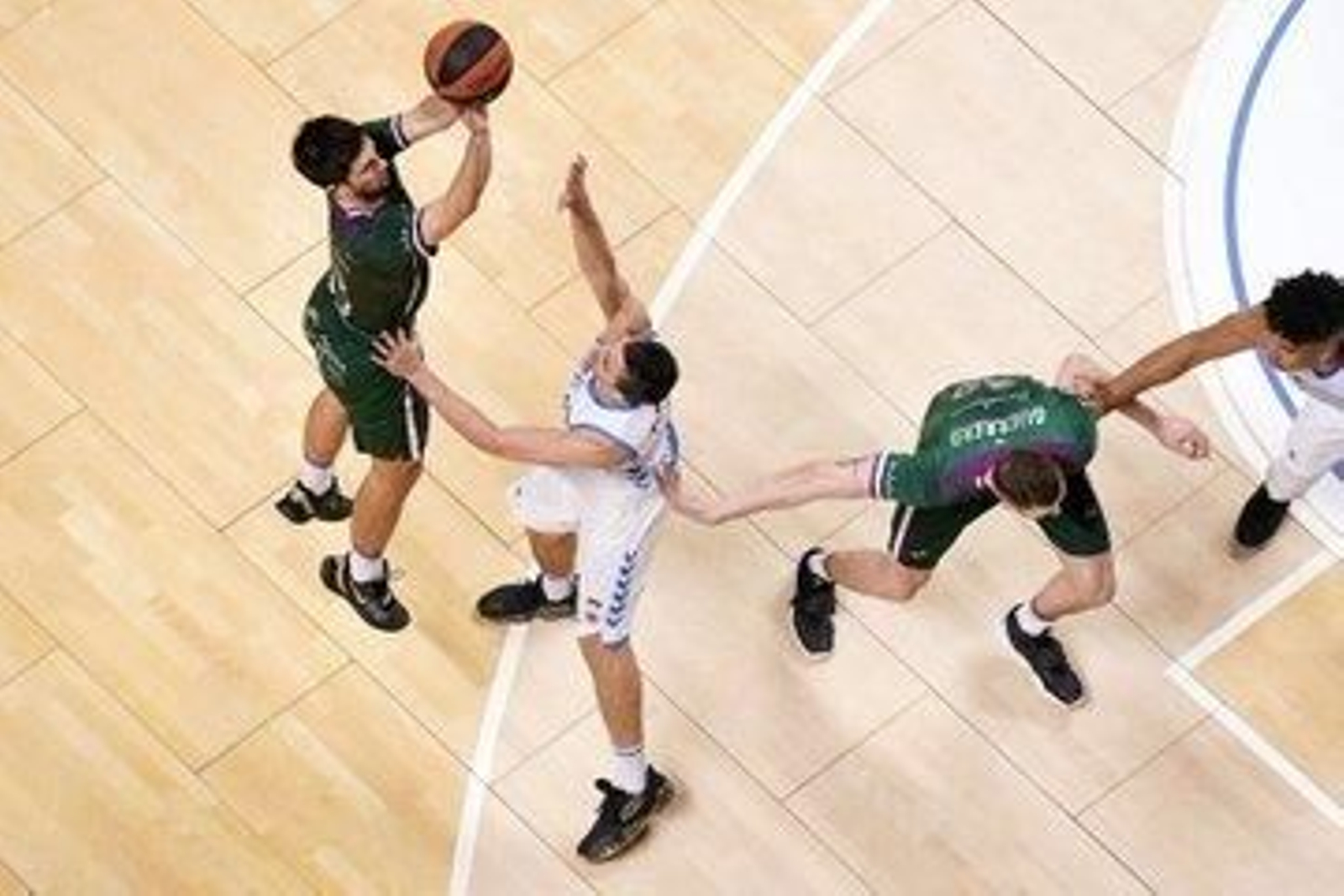 Axel Bouteillle lanza a canasta.