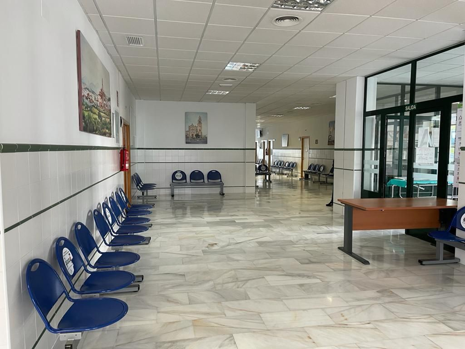 Aspecto este jueves del centro de salud vacío cuando el único médico disponible tuvo que salir a una urgencia.