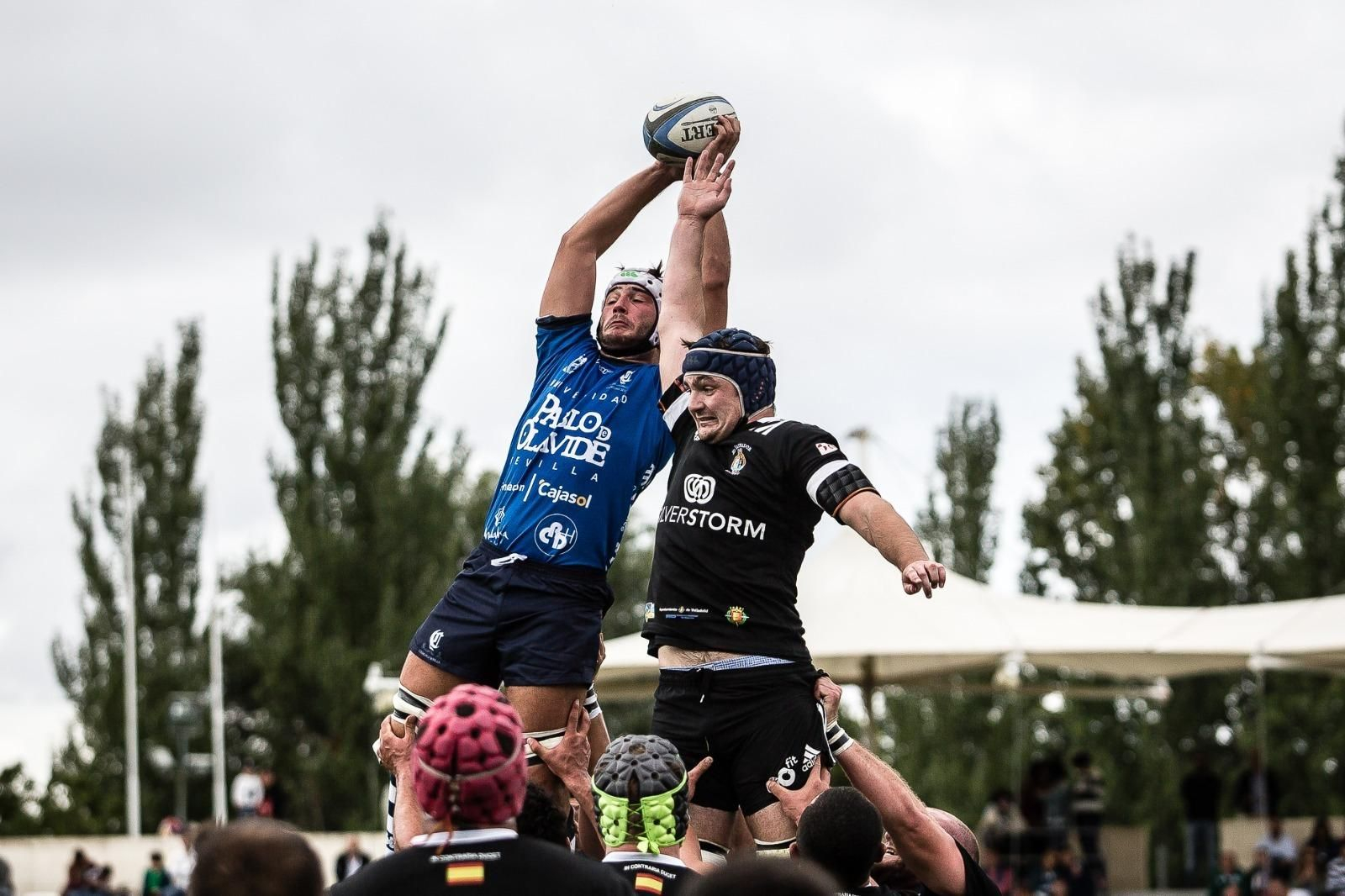 David Serrano salta para ganar una 'touche' en el partido de la pasada temporada.