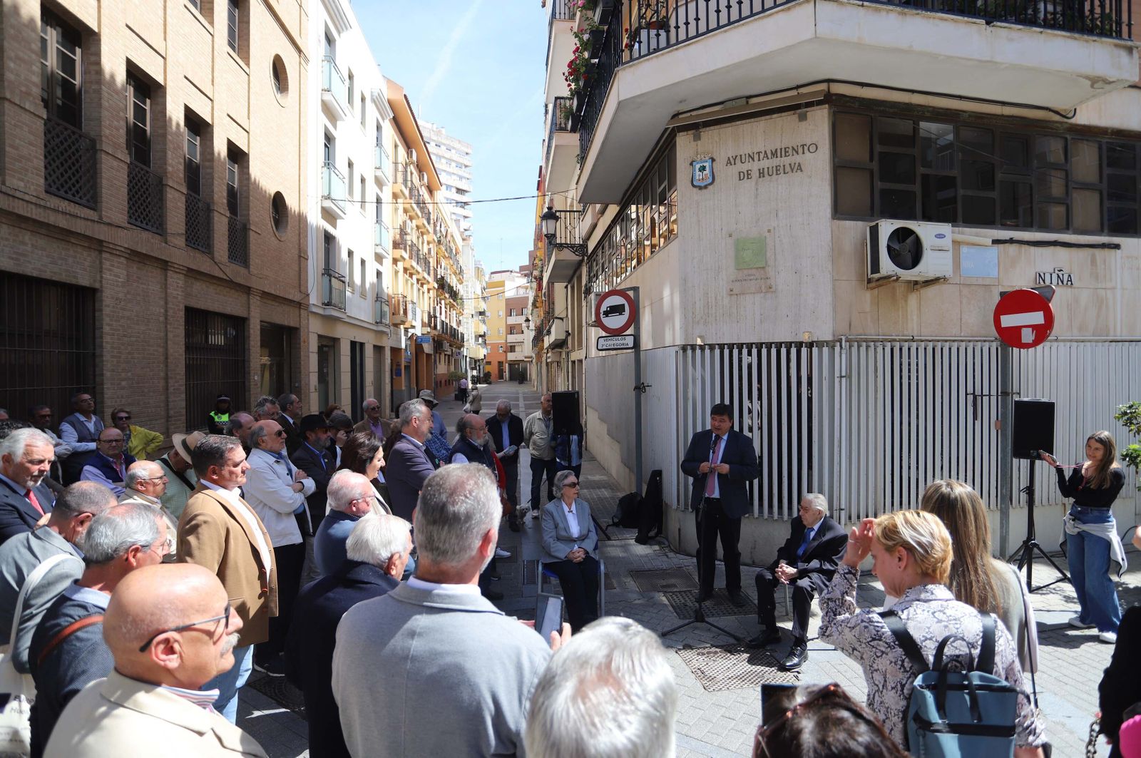 Imágenes del descubrimiento del relieve homenaje al poeta José Manuel de Lara