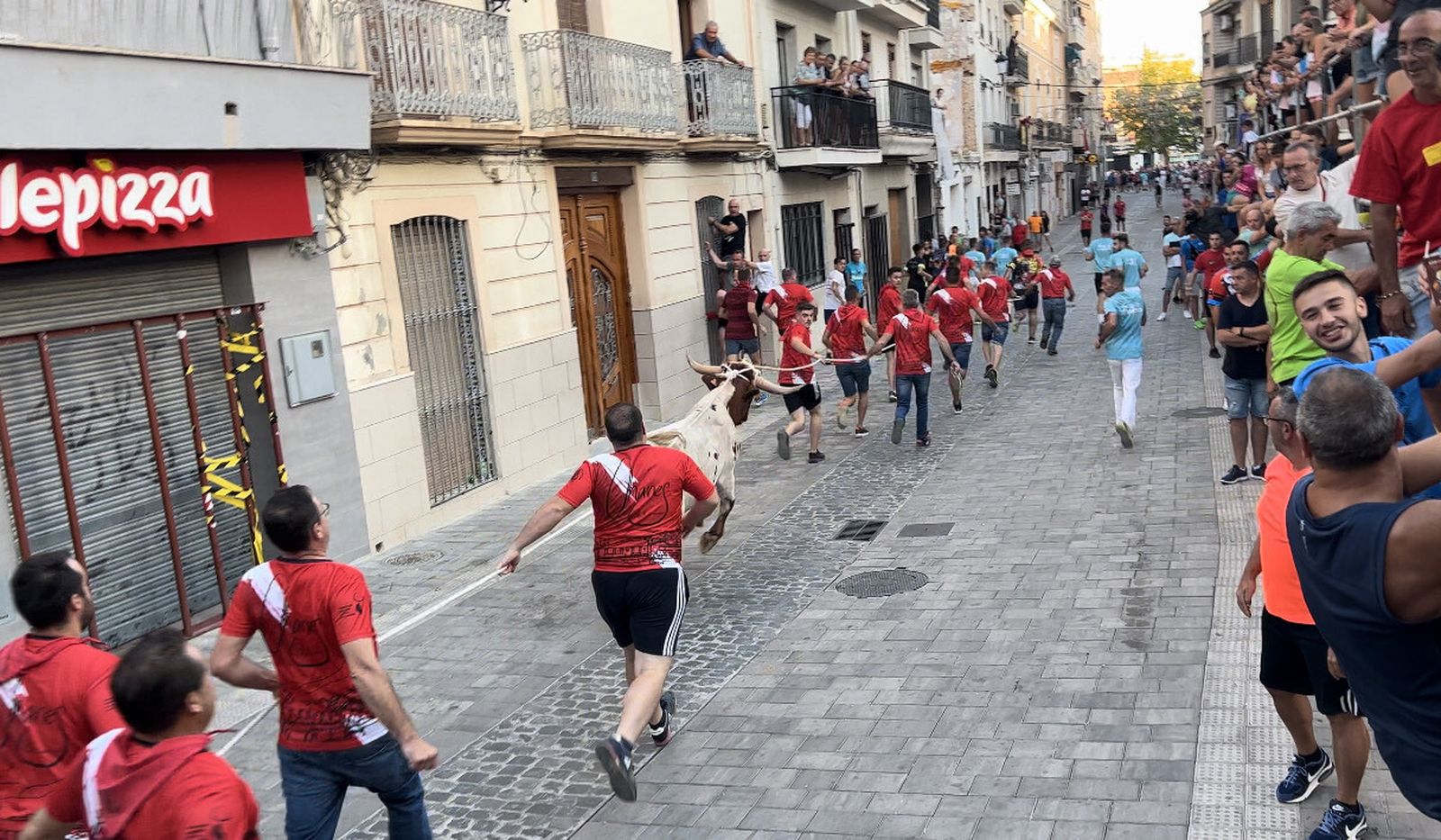 Los vecinos de Ohanes muestran su tradición en Chiva este pasado lunes.