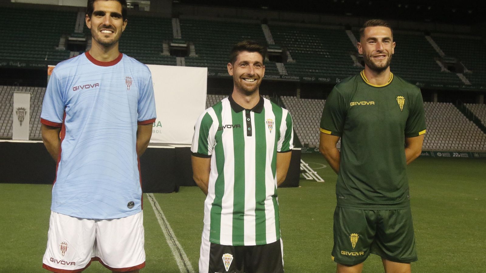 Bernardo Cruz, Javi Flores y José Cruz posan con las nuevas equipaciones.