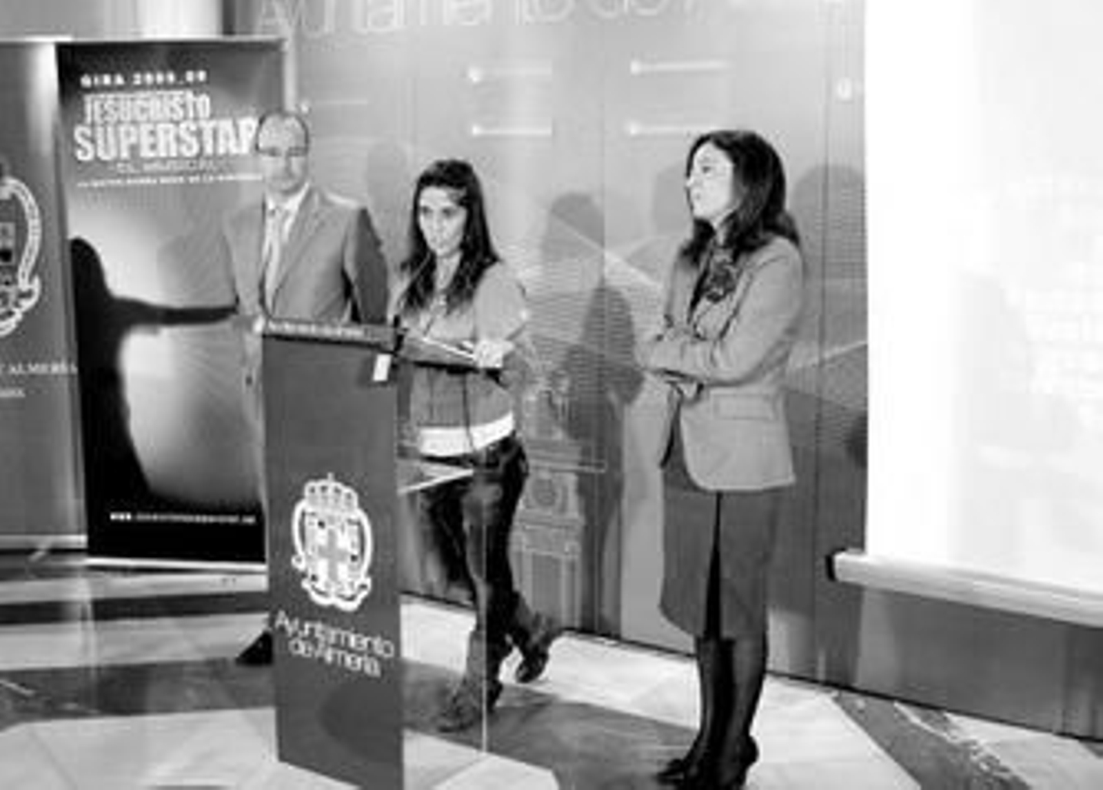 Sandra Criado entre el alcalde, Luis Rogelio Rodríguez y la concejala de Cultura, Lola de Haro.