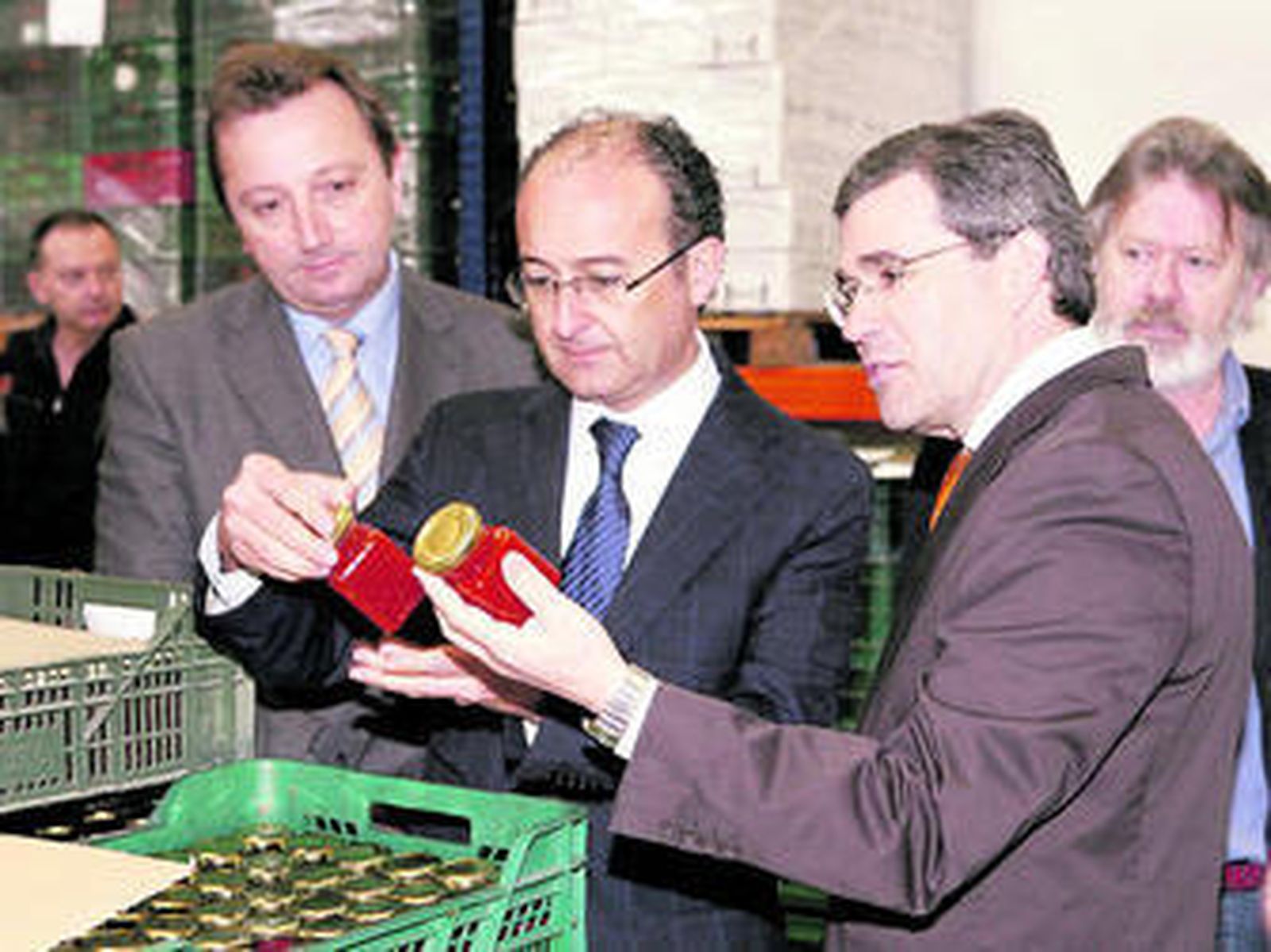 Pedro Caparrós (a la derecha), durante la visita del Consejero de Innovación y el Delegado de Agricultura a las instalaciones de la firma.