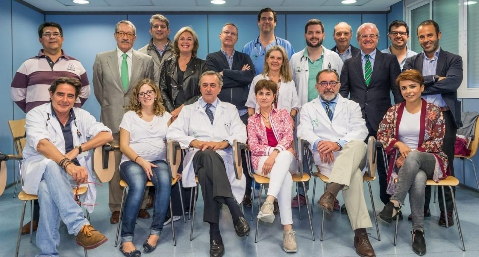 Equipo del doctor José Luis Santamaría, sentado en el centro.