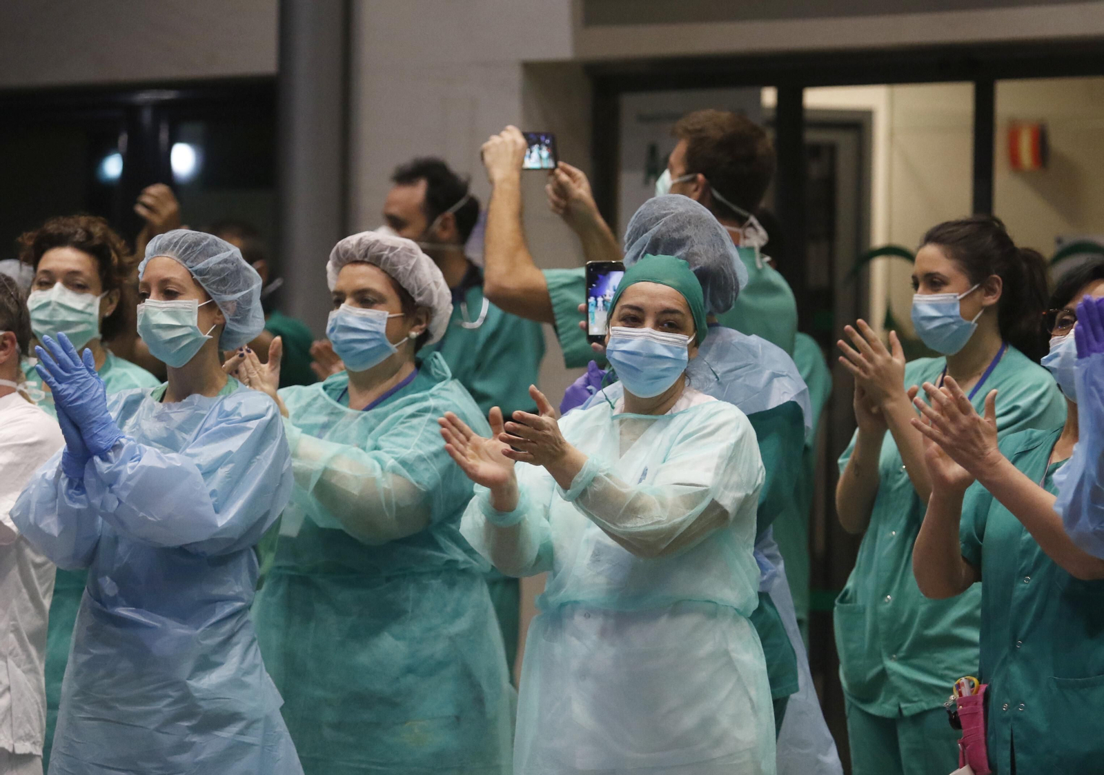 Los profesionales del Hospital Reina Sofía de Córdoba devuelven los aplausos de los cordobeses