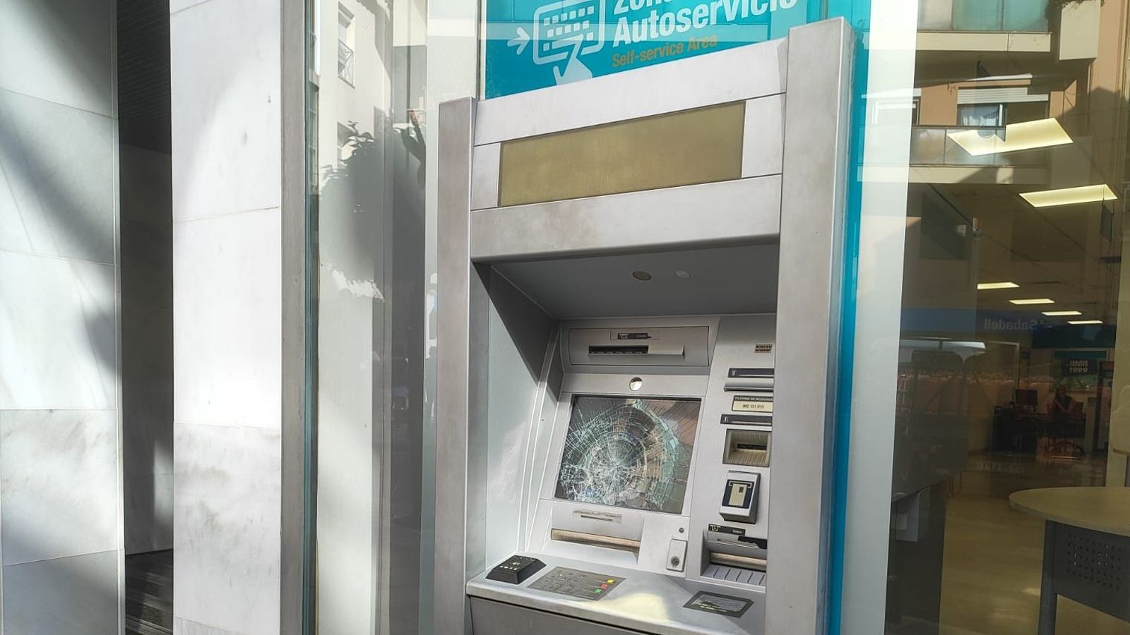 La pantalla del cajero de Cajamar en la calle Radio Algeciras amanecía hecha añicos este jueves.