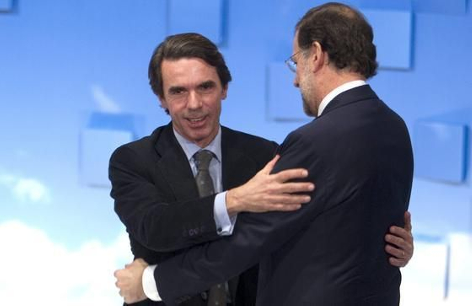 El ex presidente del Gobierno, José María Aznar, y el número uno del Partido Popular, Mariano Rajoy, se dan un afectuoso abrazo.

Foto: Antonio Pizarro