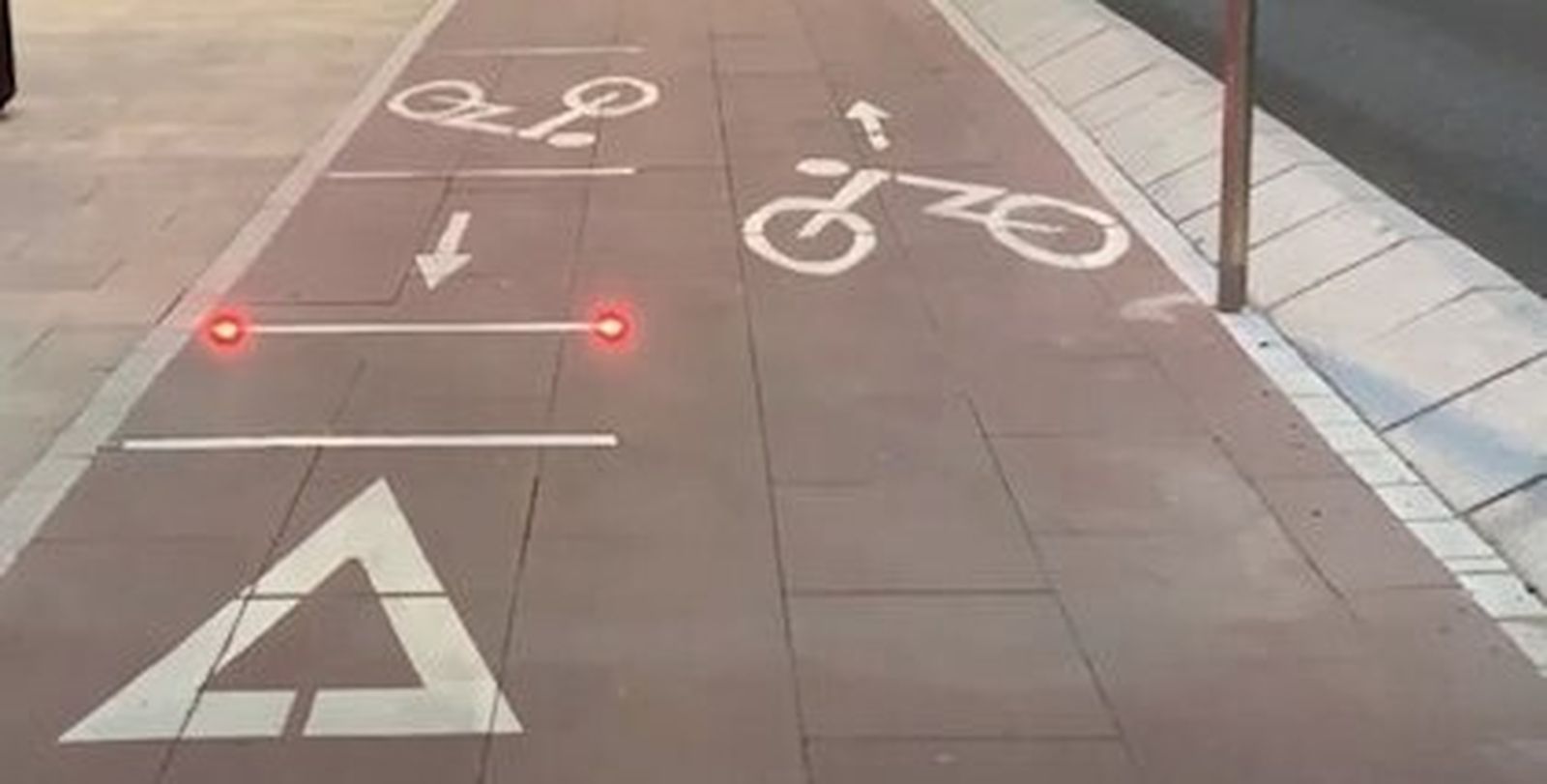Semáforo lumínico instalado en un carril bici.