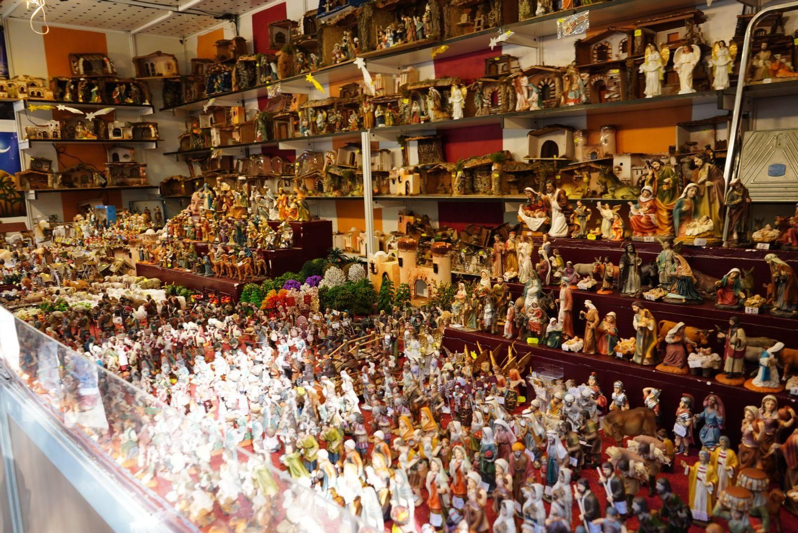 Granada prepara la Navidad: así está quedando Bib-Rambla con los tradicionales puestos de figuritas y belenes