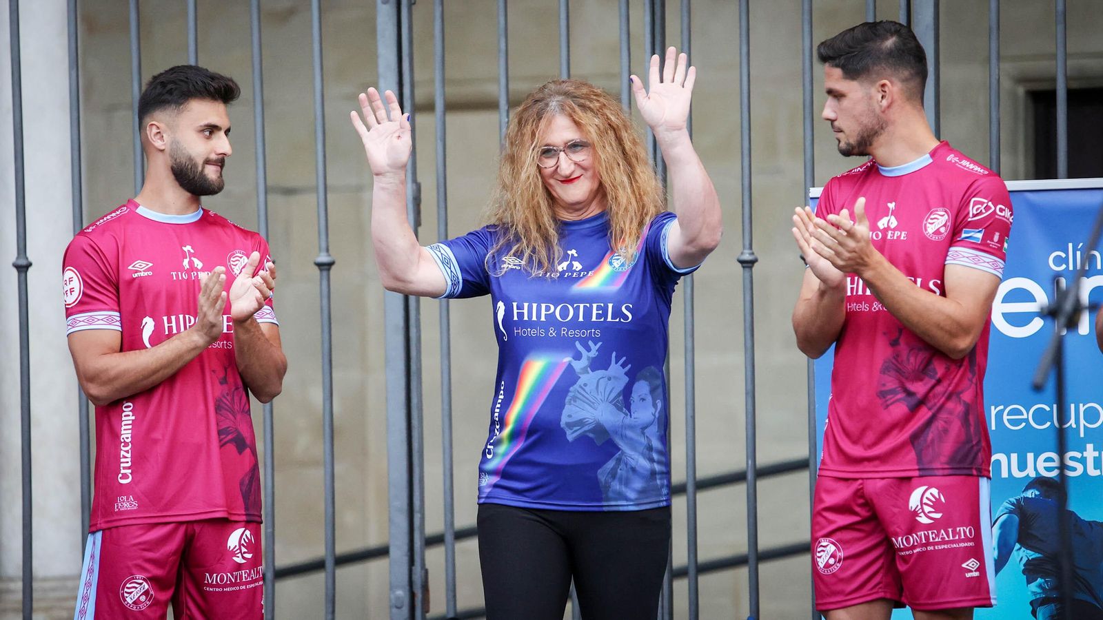 El club presentó también una camiseta morada en favor del colectivo LGTBI.