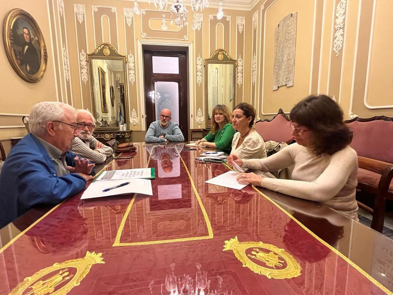 Las concejalas de Cs, Lucrecia Valverde y Carmen Fidalgo, con los miembros del colectivo CR9, Acción Bahía de Cádiz.