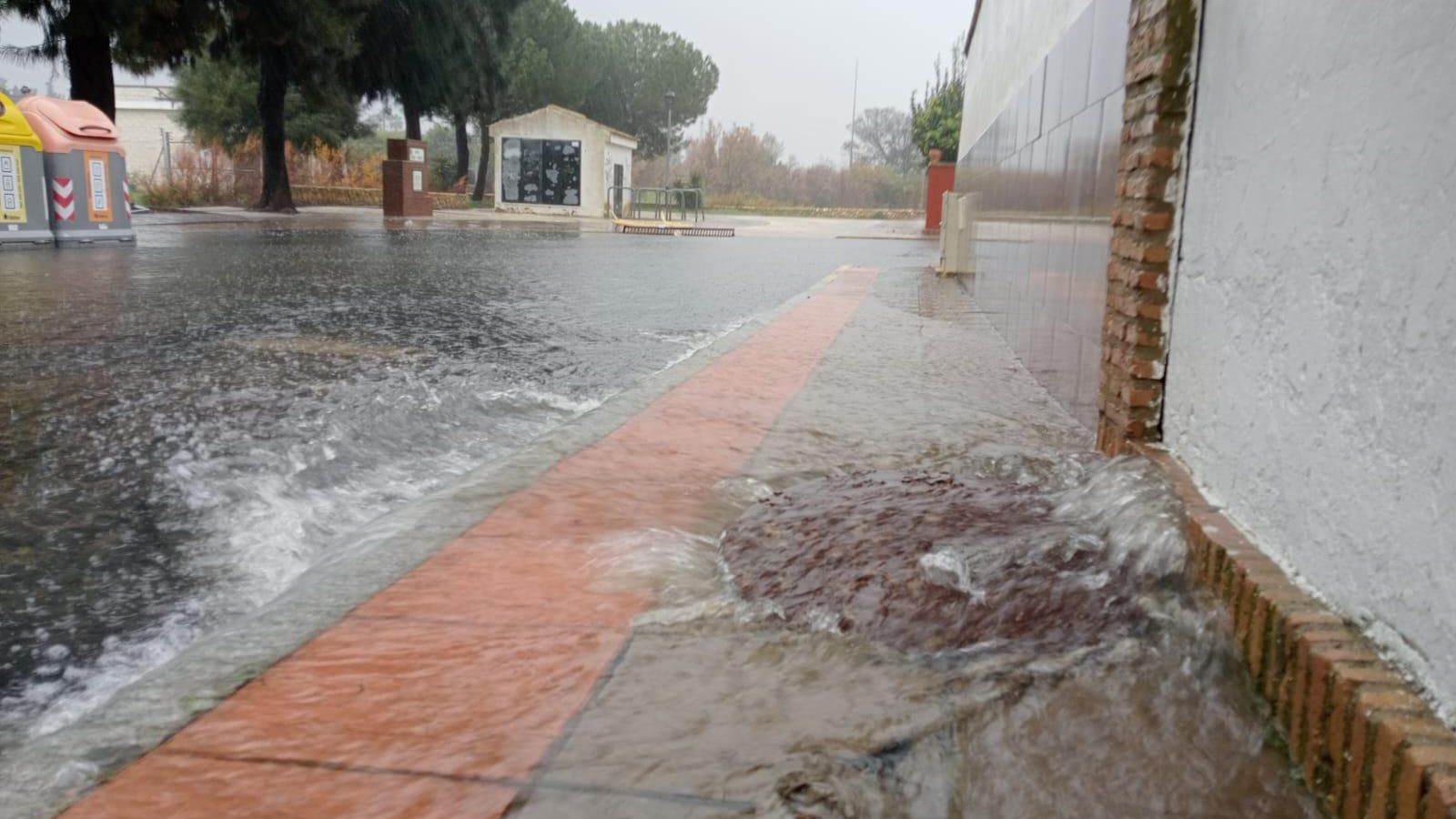 Una alcantarilla de Bellavista rebosa agua por las insistentes lluvias.