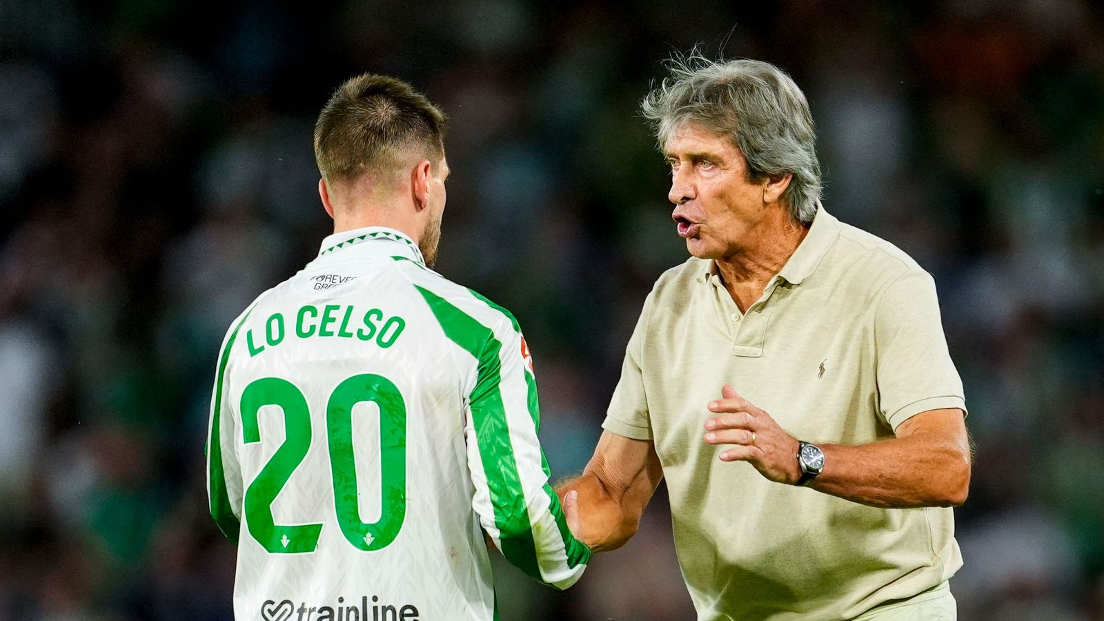 Manuel Pellegrini dialoga con Lo Celso surante un partido.