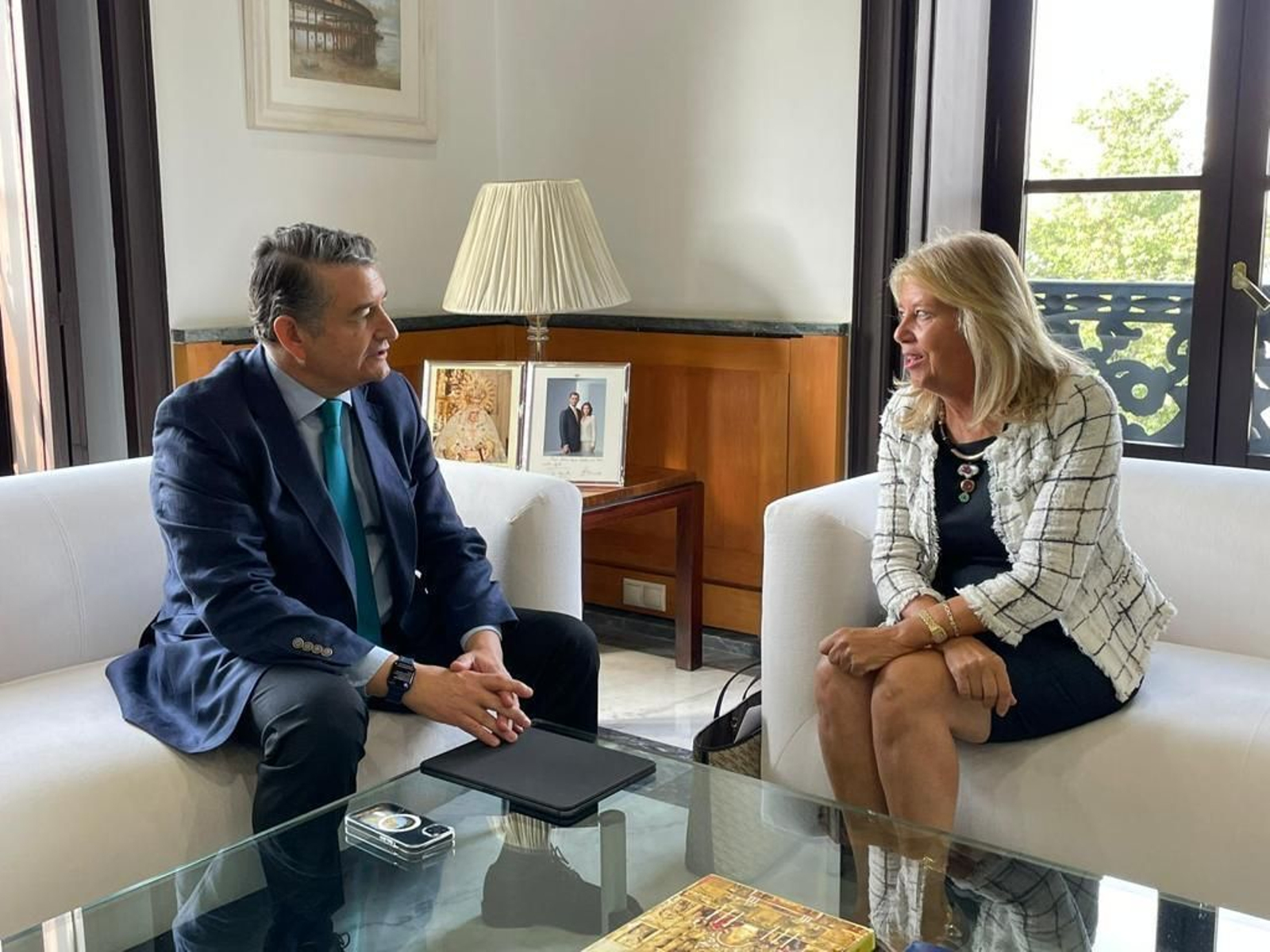 La reunión mantenida entre la alcaldesa de Marbella, Ángeles Muñoz, y el consejero de Presidencia de la Junta de Andalucía, Antonio Sanz. La reunión mantenida entre la alcaldesa de Marbella, Ángeles Muñoz, y el consejero de Presidencia de la Junta de Andalucía, Antonio Sanz.