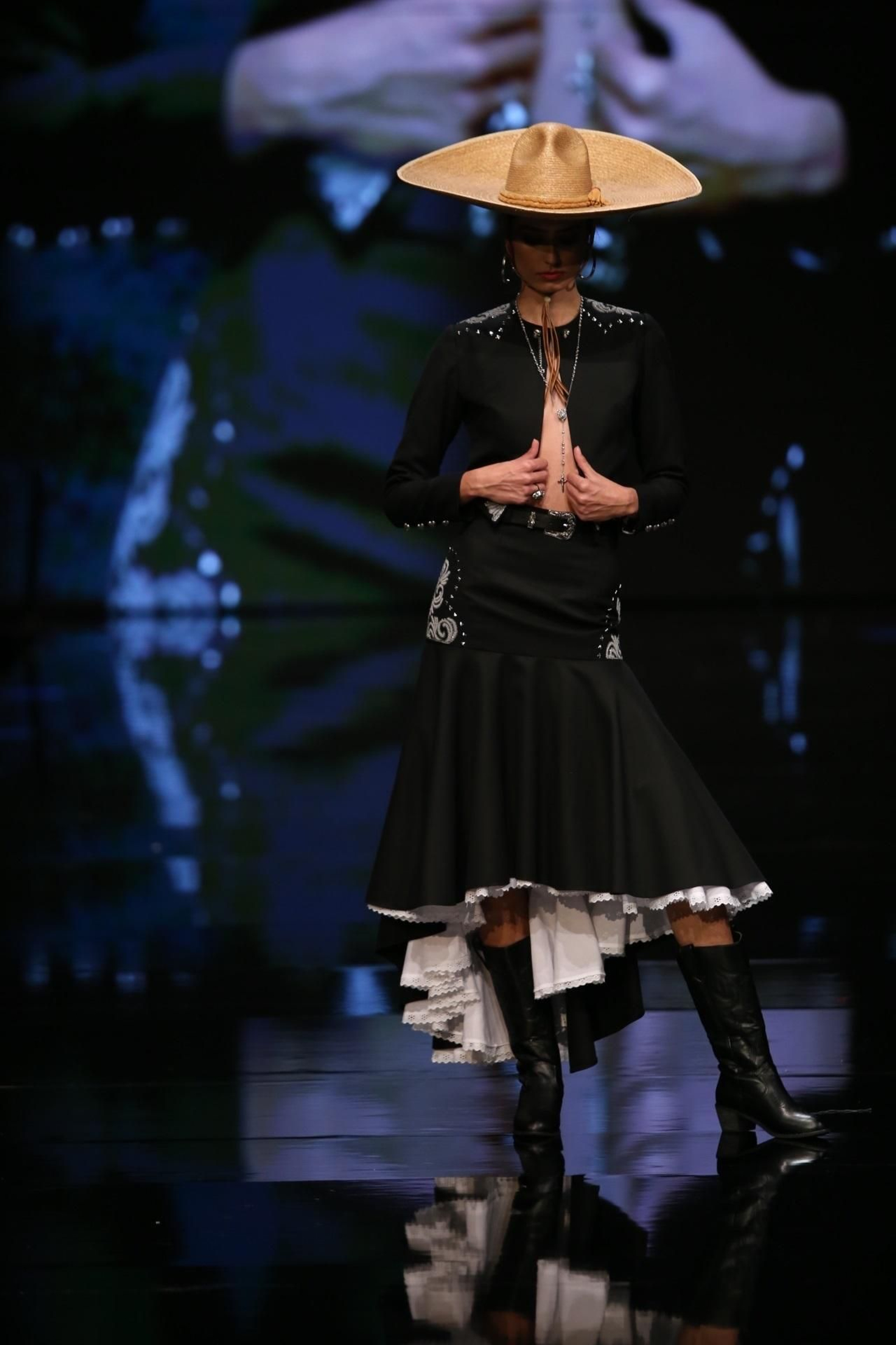 Pilar Rubio en SIMOF 2019, fotos del desfile