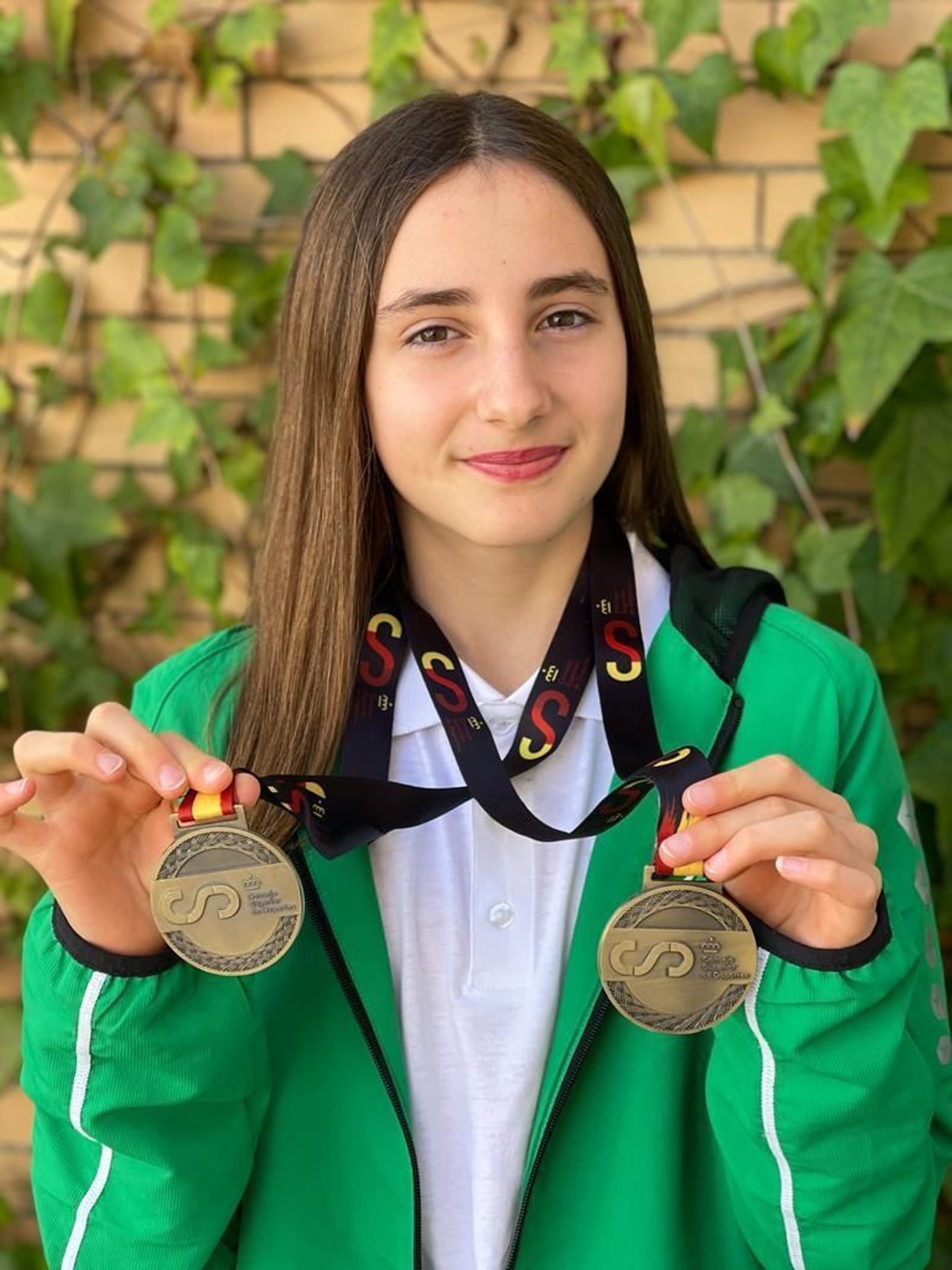 Virgina Ruz, del DVK CN Jerez, posa con sus medallas de oro. Virgina Ruz, del DVK CN Jerez, posa con sus medallas de oro.