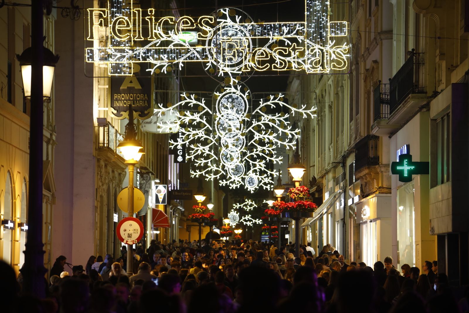 El encendido del espectáculo navideño de la calle Cruz Conde de Córdoba, en imágenes