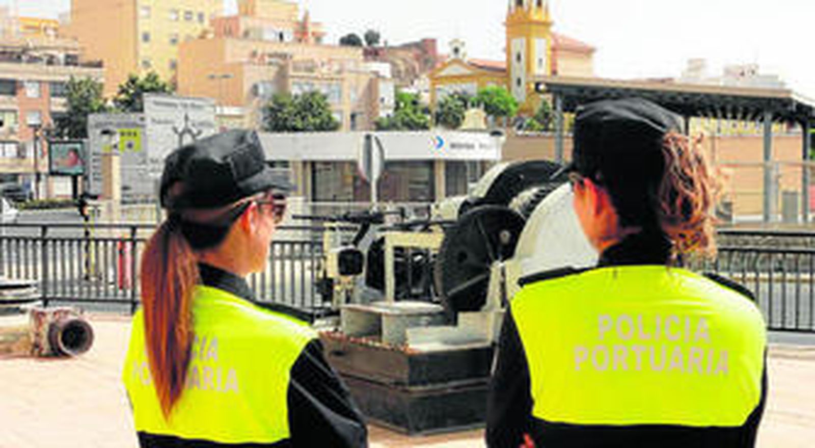 Mapi e Irene recorren las instalaciones del puerto pesquero.