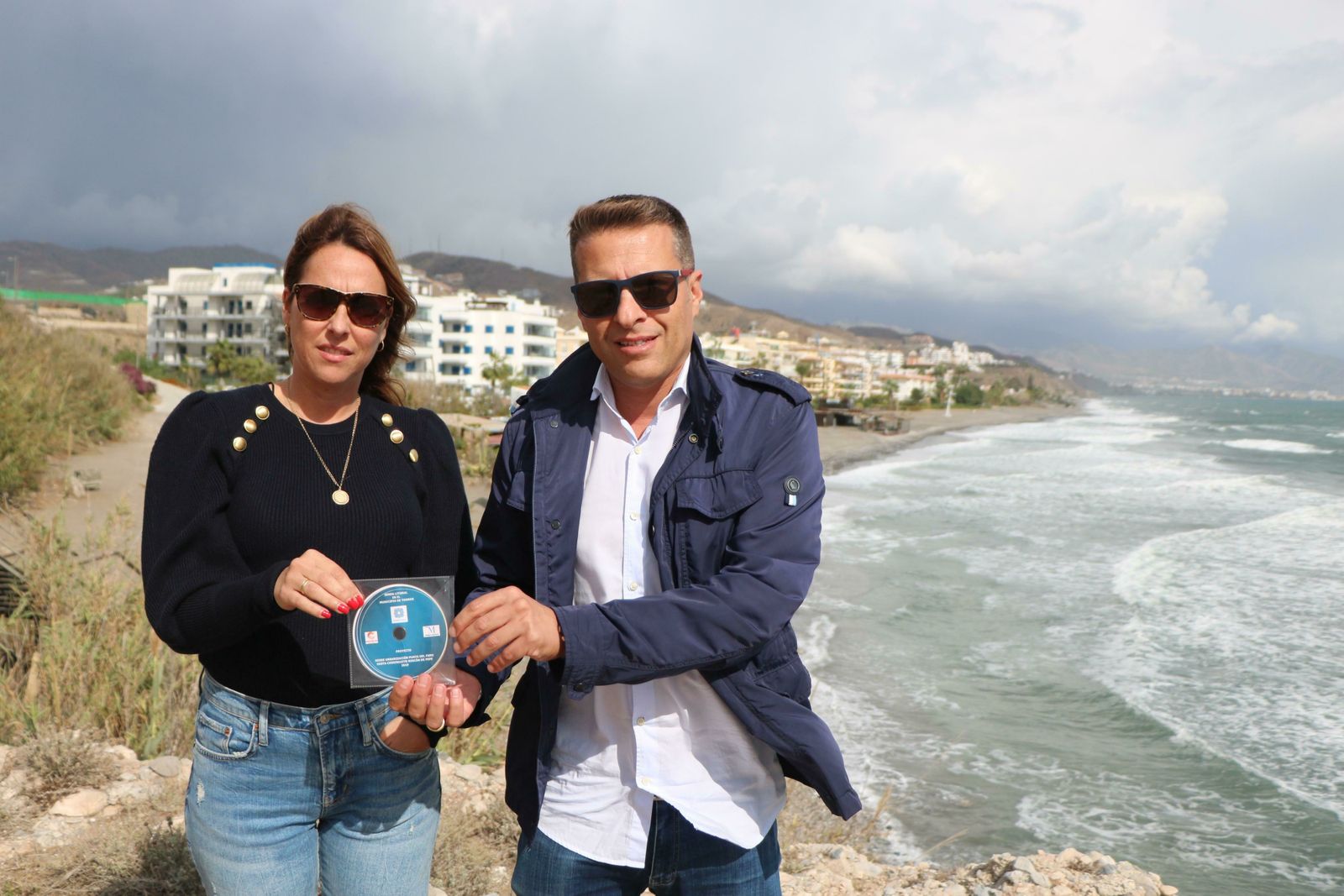 El alcalde, Óscar Medina, junto a la edil de Hacienda, Paola Moreno.