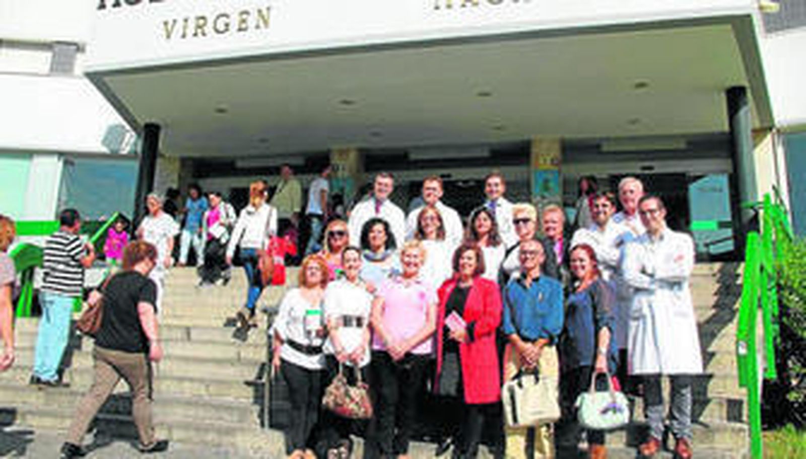 La consejera de Salud, María José Sánchez Rubio, ayer, junto a diferentes representantes del Hospital Virgen Macarena y de asociaciones de mujeres.