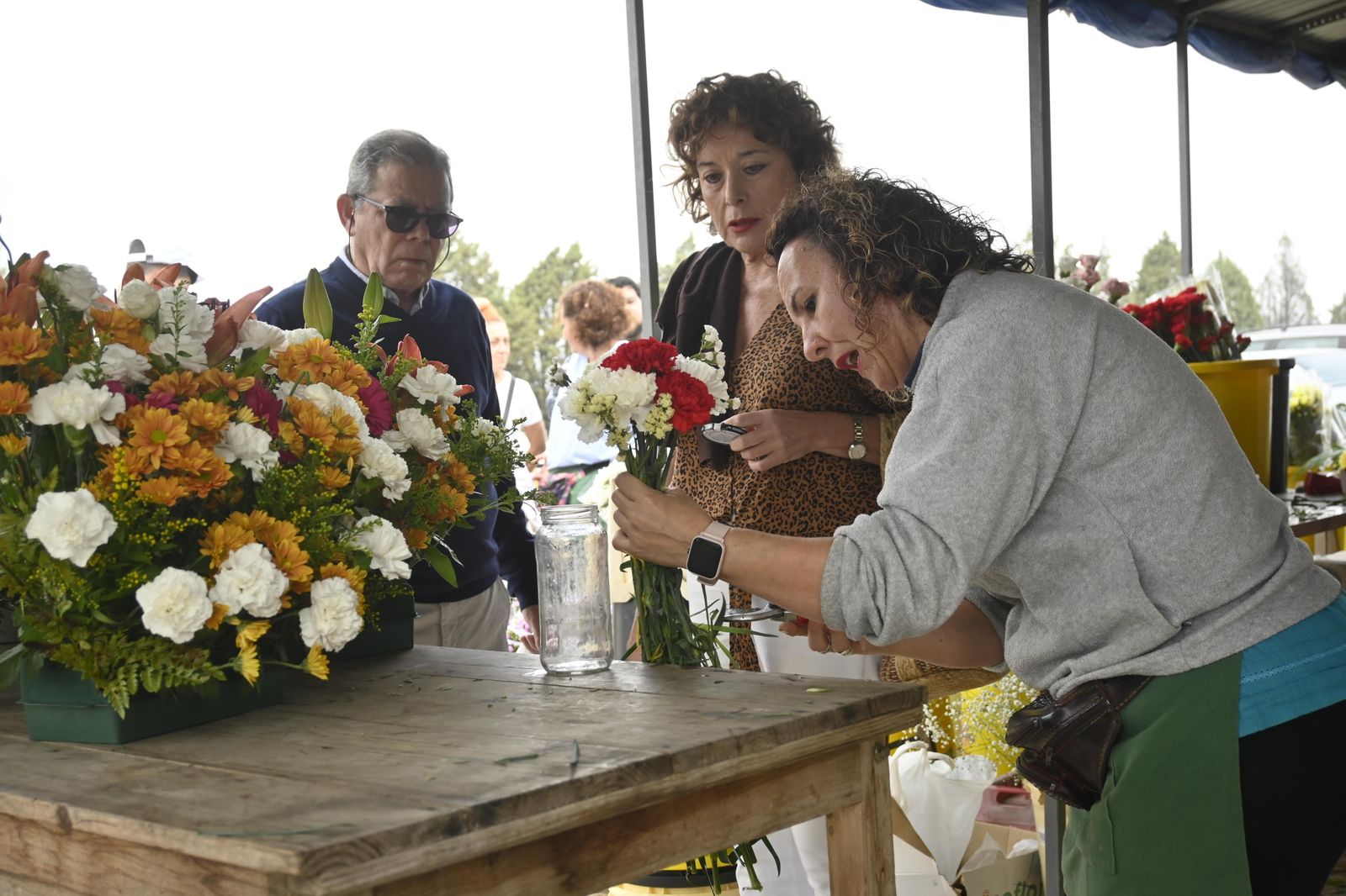 Ambiente en el cementerio de Huelva para el día de todos los Santos.
