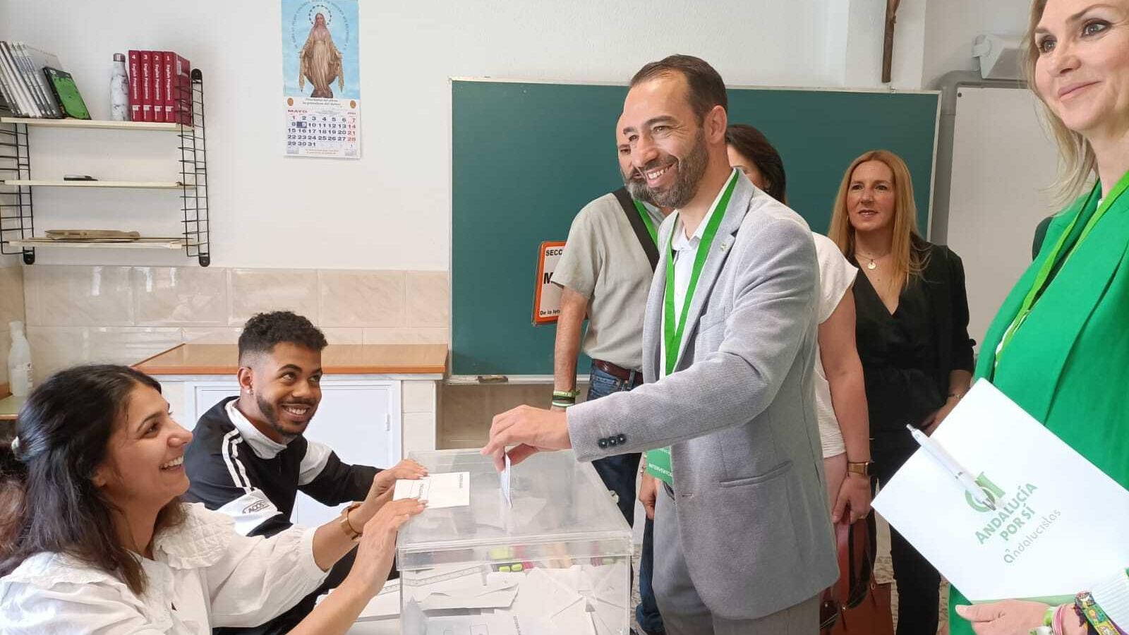 Santiago Casal, candidato de AxSi, votando.