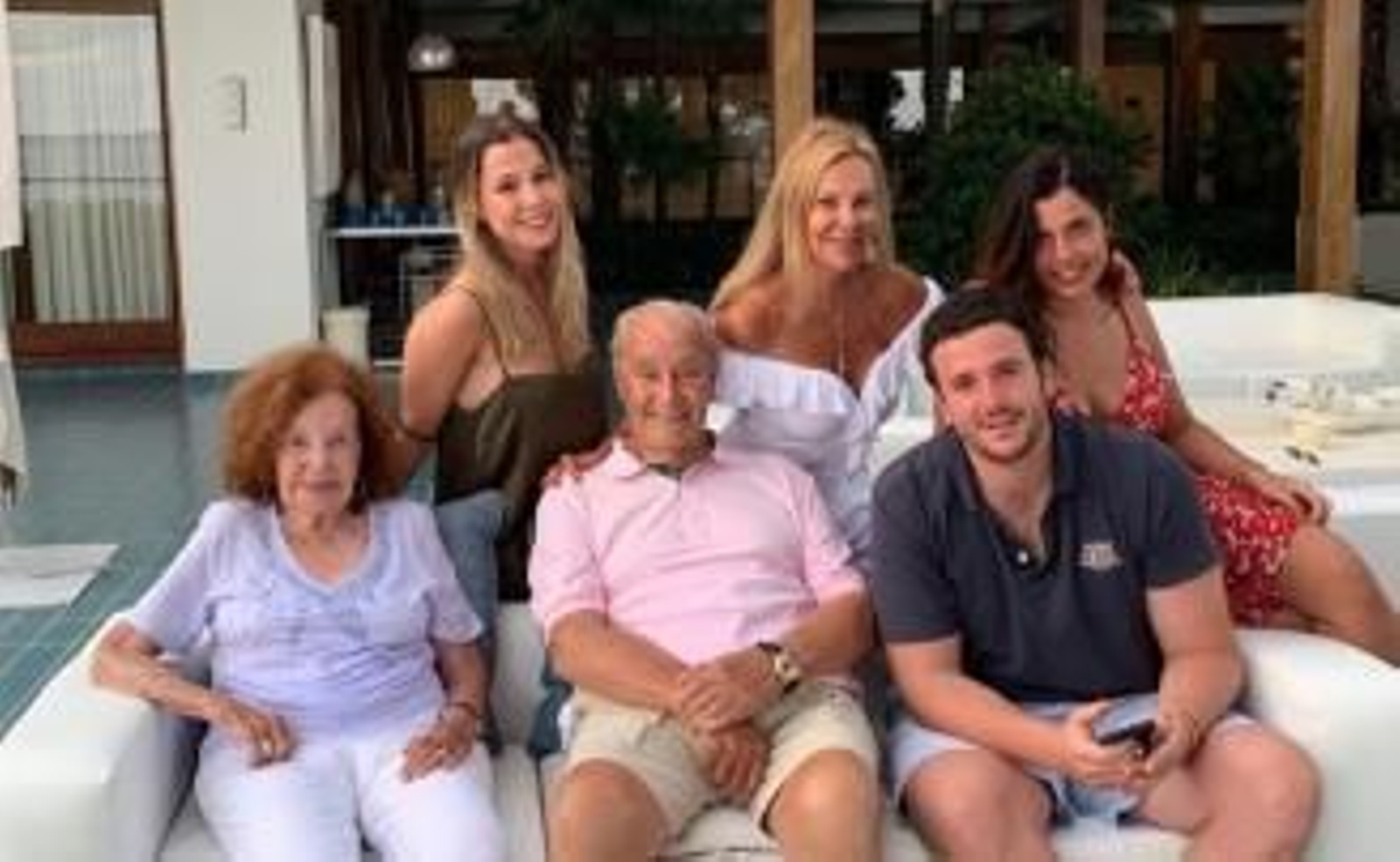 Con su familia materna.