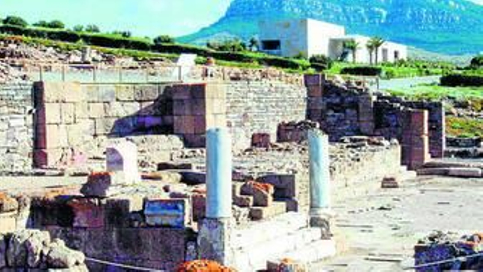 Los expedicionarios se adentrarán en la ciudad romana de Bolonia y conocerán el Centro de Interpretación de Baelo Claudia, que puede verse al fondo.