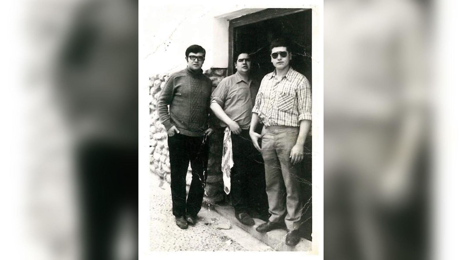 Juan García "El Hueco" (centro) y su hermano Manolo (derecha), en la puerta del bar.