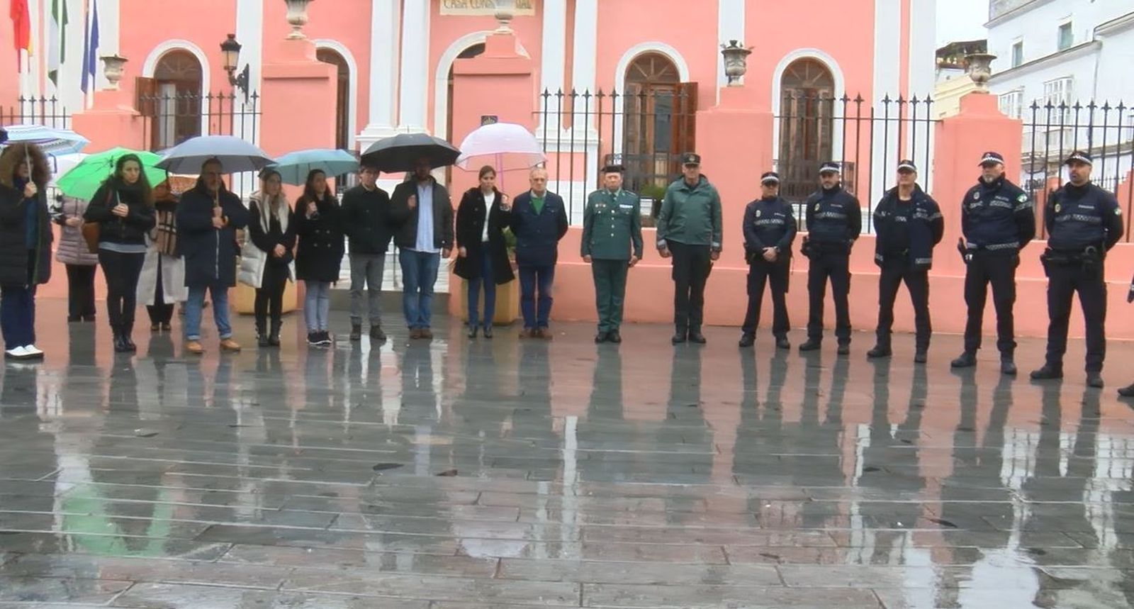 Silencio en Puerto Real por los guardias civiles muertos en Barbate