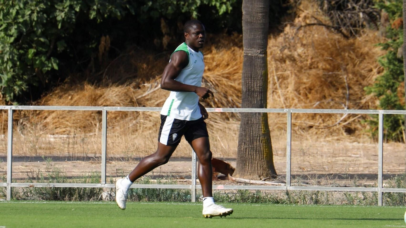 Fomeyem se ejercita al margen de sus compañeros en la Ciudad Deportiva del Córdoba CF.