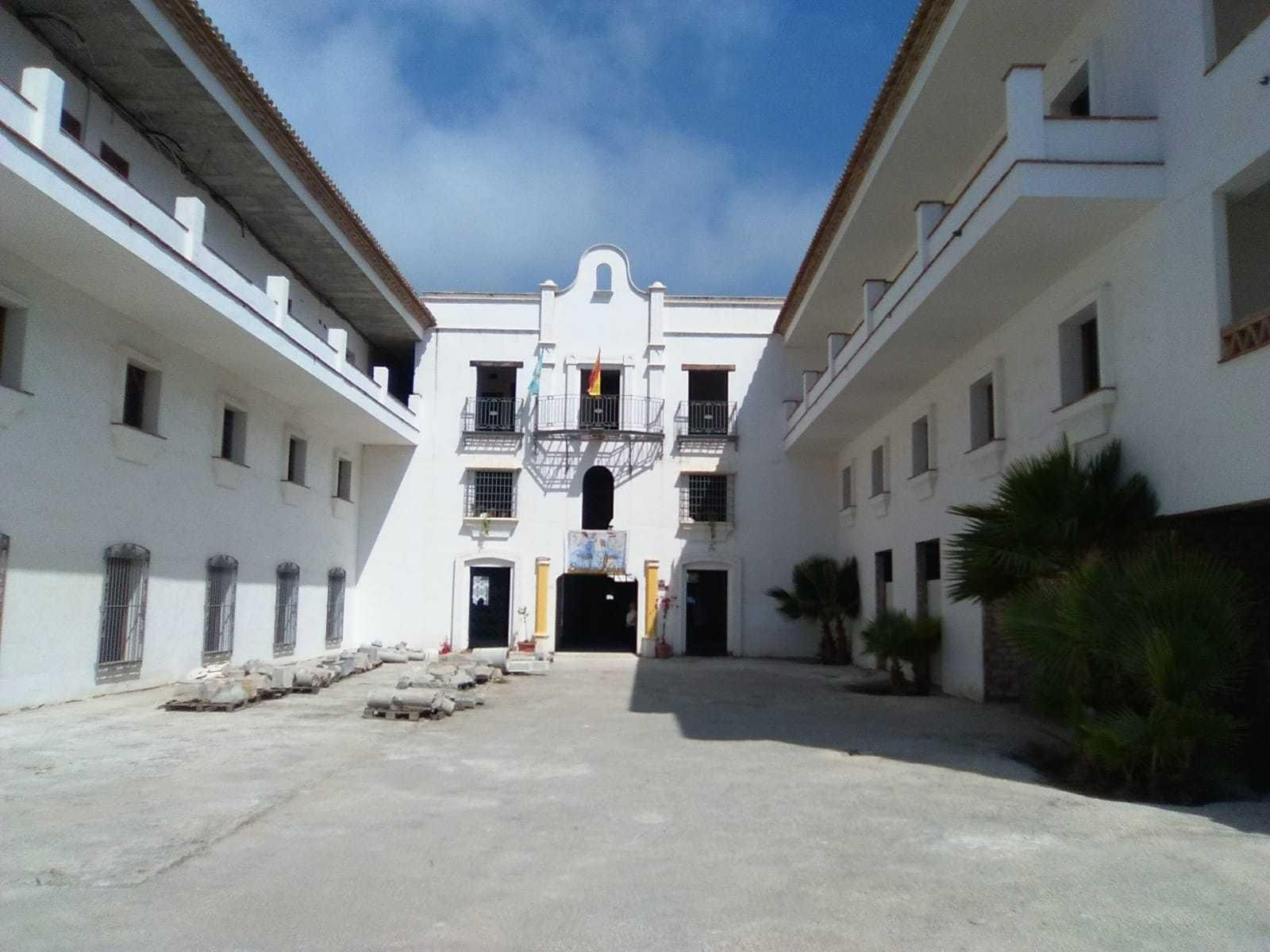 Imagen del Gran Hotel Cortijo de Andalucía, en Almuñécar, cuyas obras llevan paralizadas más de una década.