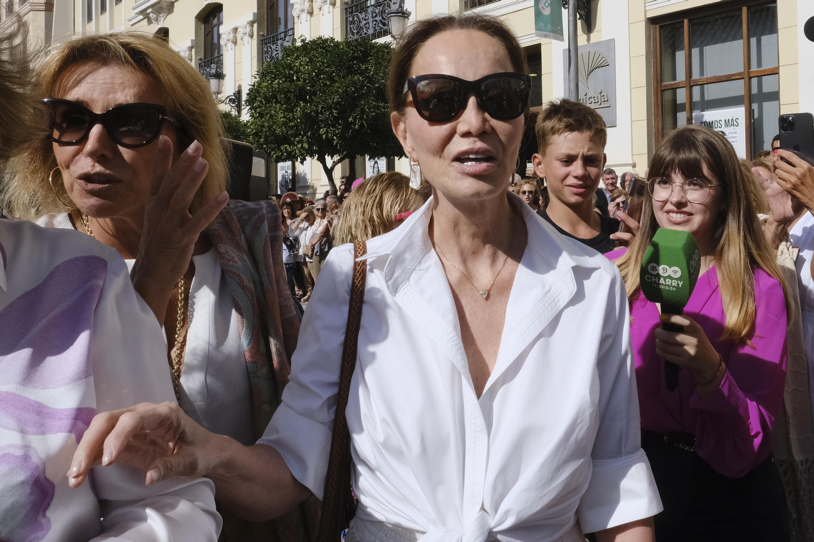 Isabel Preysler llegando a la plaza de toros de Ronda. Isabel Preysler llegando a la plaza de toros de Ronda.