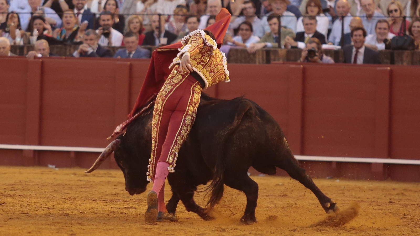 Las imágenes de la faena de Roca Rey al sexto de la tarde
