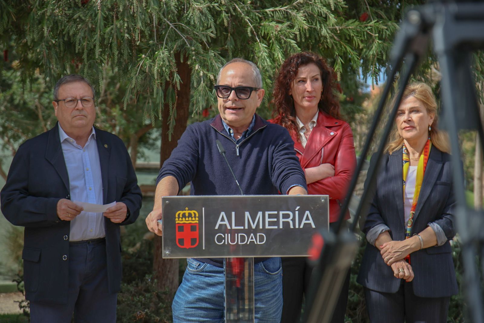 Las imágenes de la plantación de un olivo y el entierro de una cápsula del tiempo