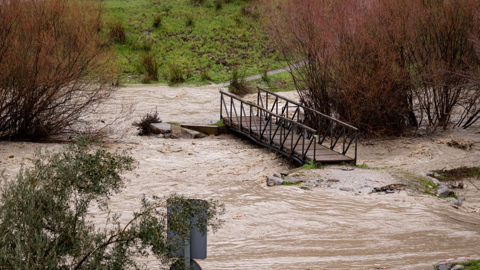 Desciende el caudal de los ríos de Granada, pero continúa el aviso rojo en el Castril y naranja en el Genil
