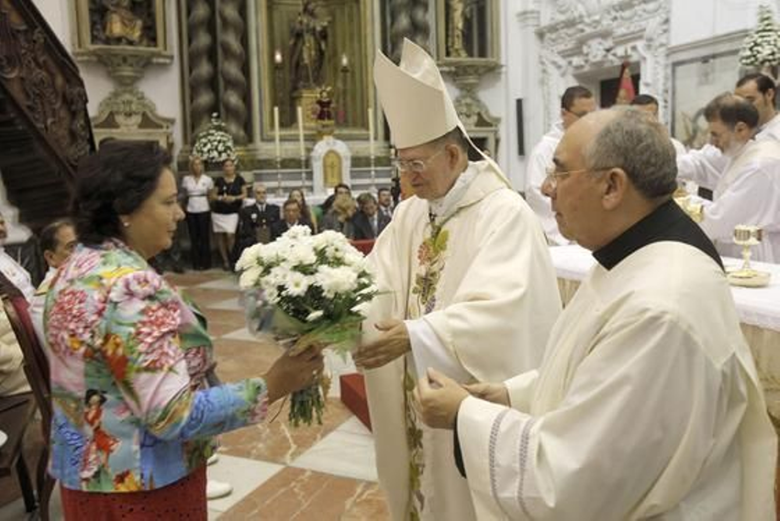 La iglesia de Santo Domingo acoge la tradicional ofrenda floral a la Virgen del Rosario con motivo del Día de la Patrona de Cádiz. 

Foto: Jesus Marin