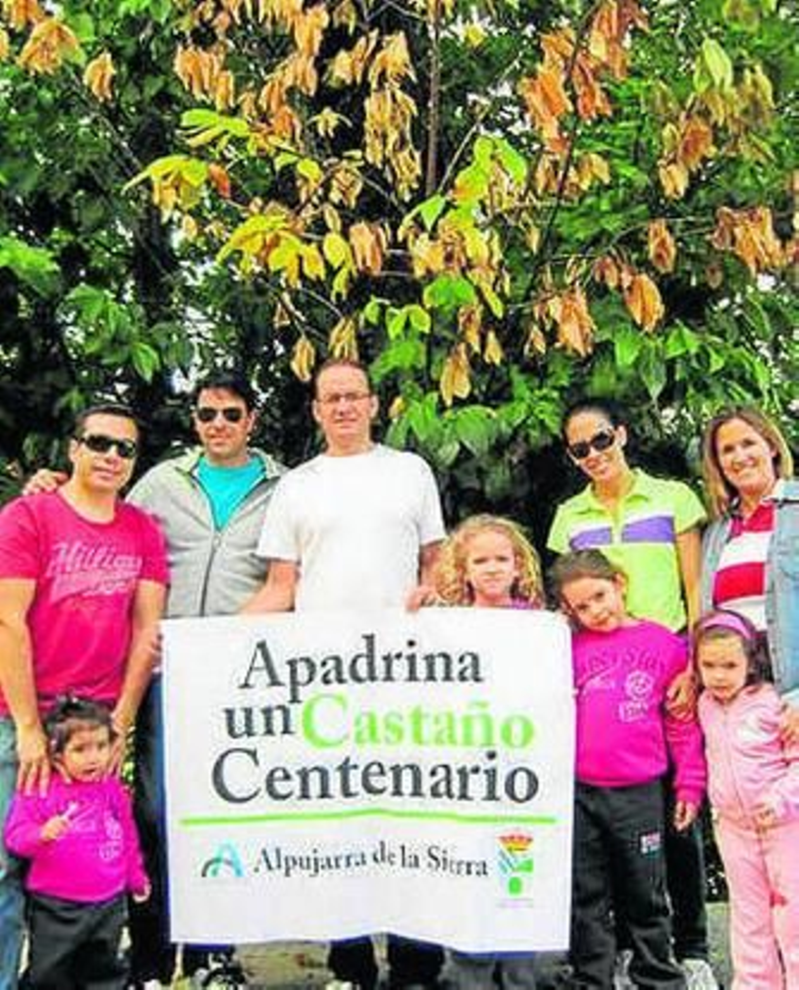 Una familia apadrina un castaño.