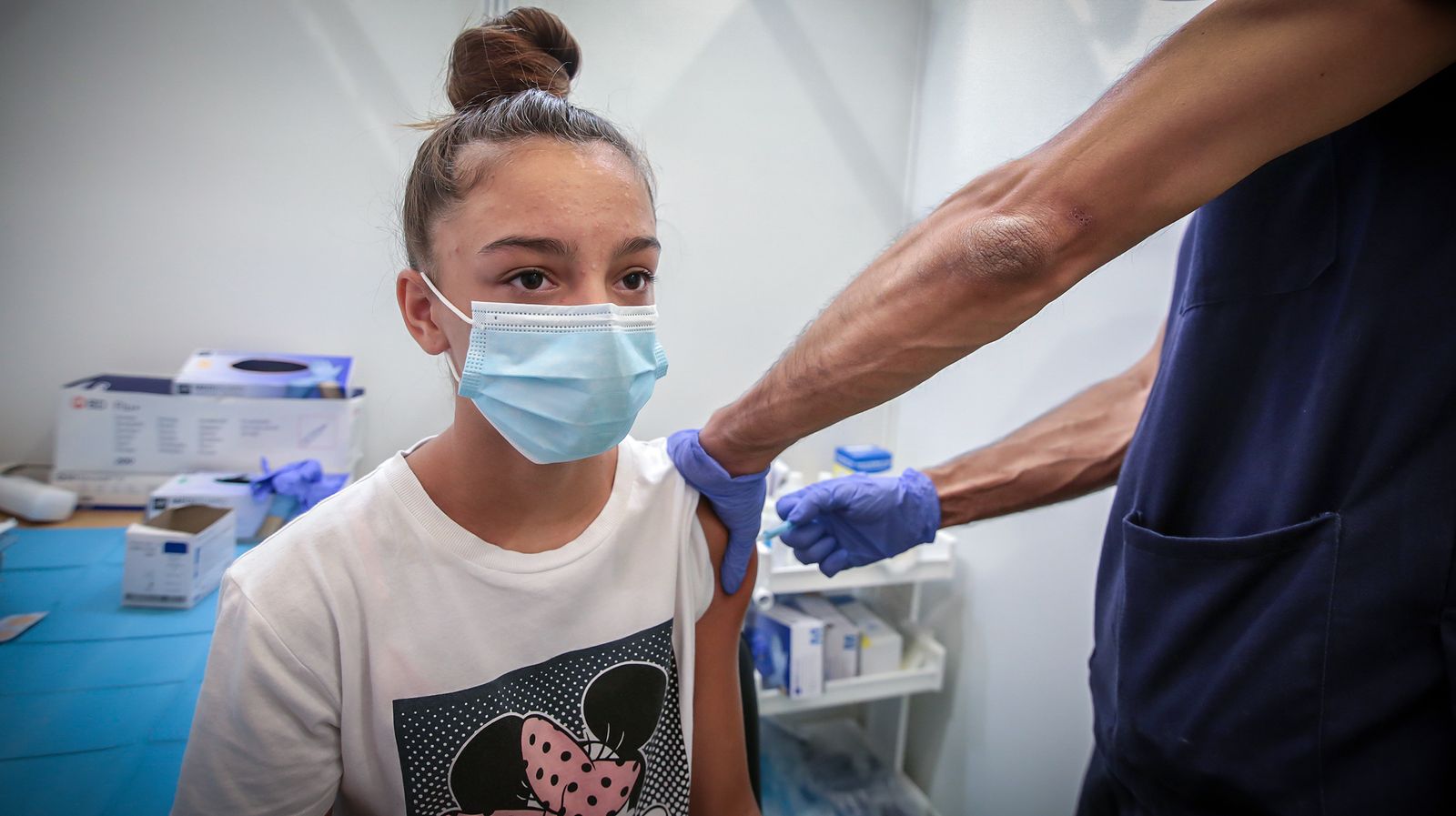 Jóvenes y menores se vacunan en el 'Veguita'