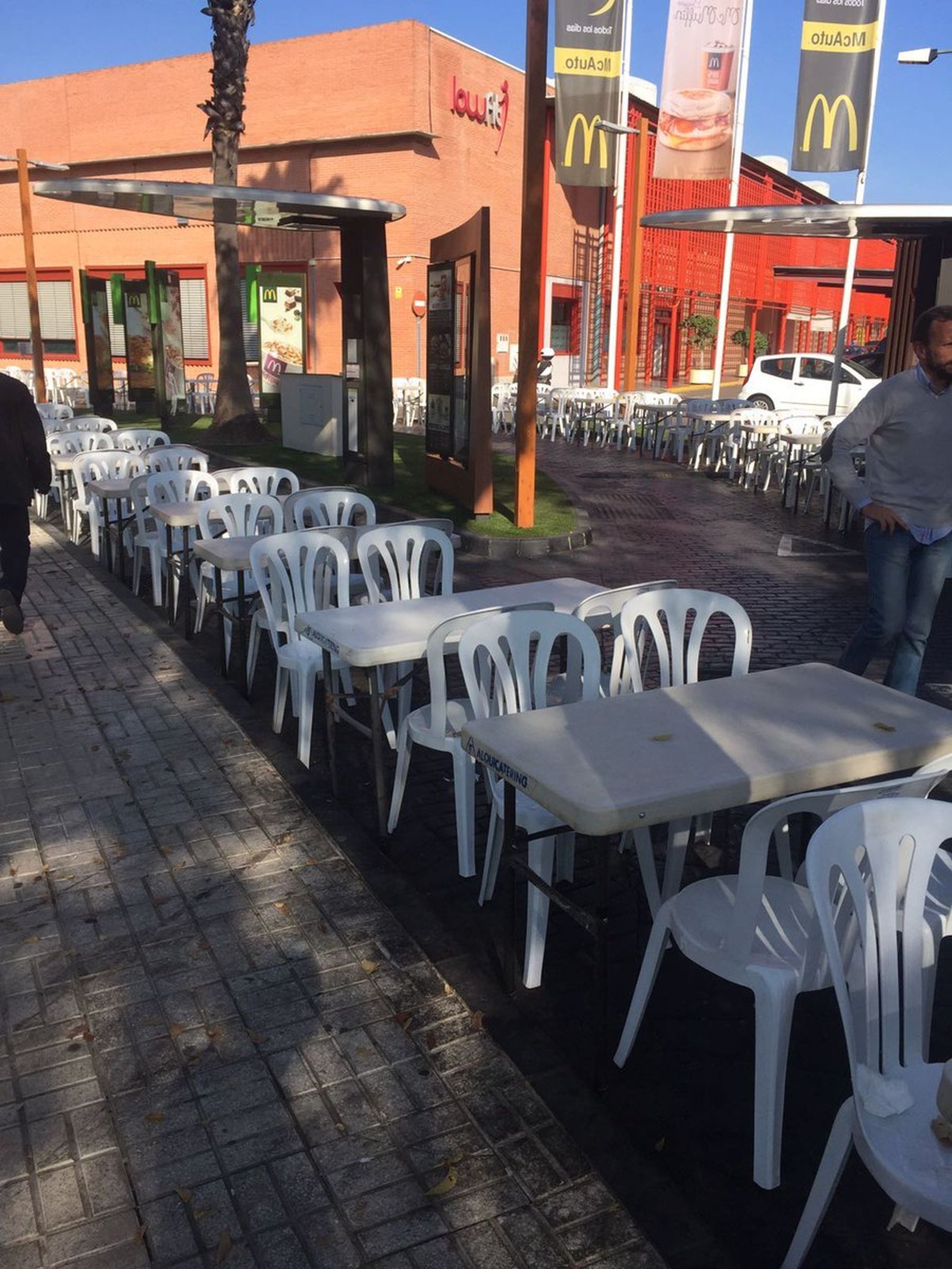 El establecimiento de Sevilla Este de donde se han retirado las mesas y sillas.