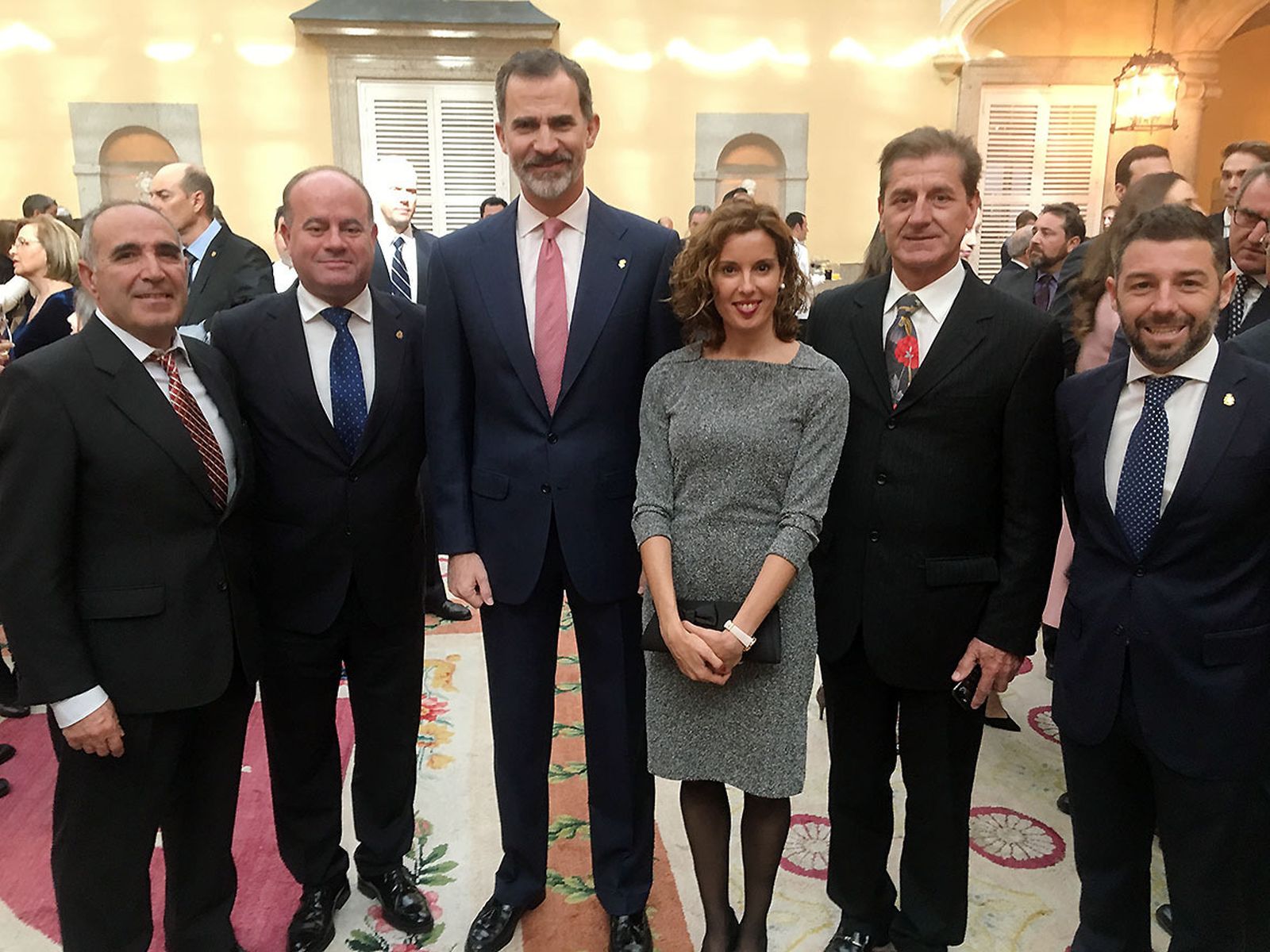 La delegación antequerana tras recibir la distinción del Consejo Superior de Deportes junto al Rey Felipe VI.