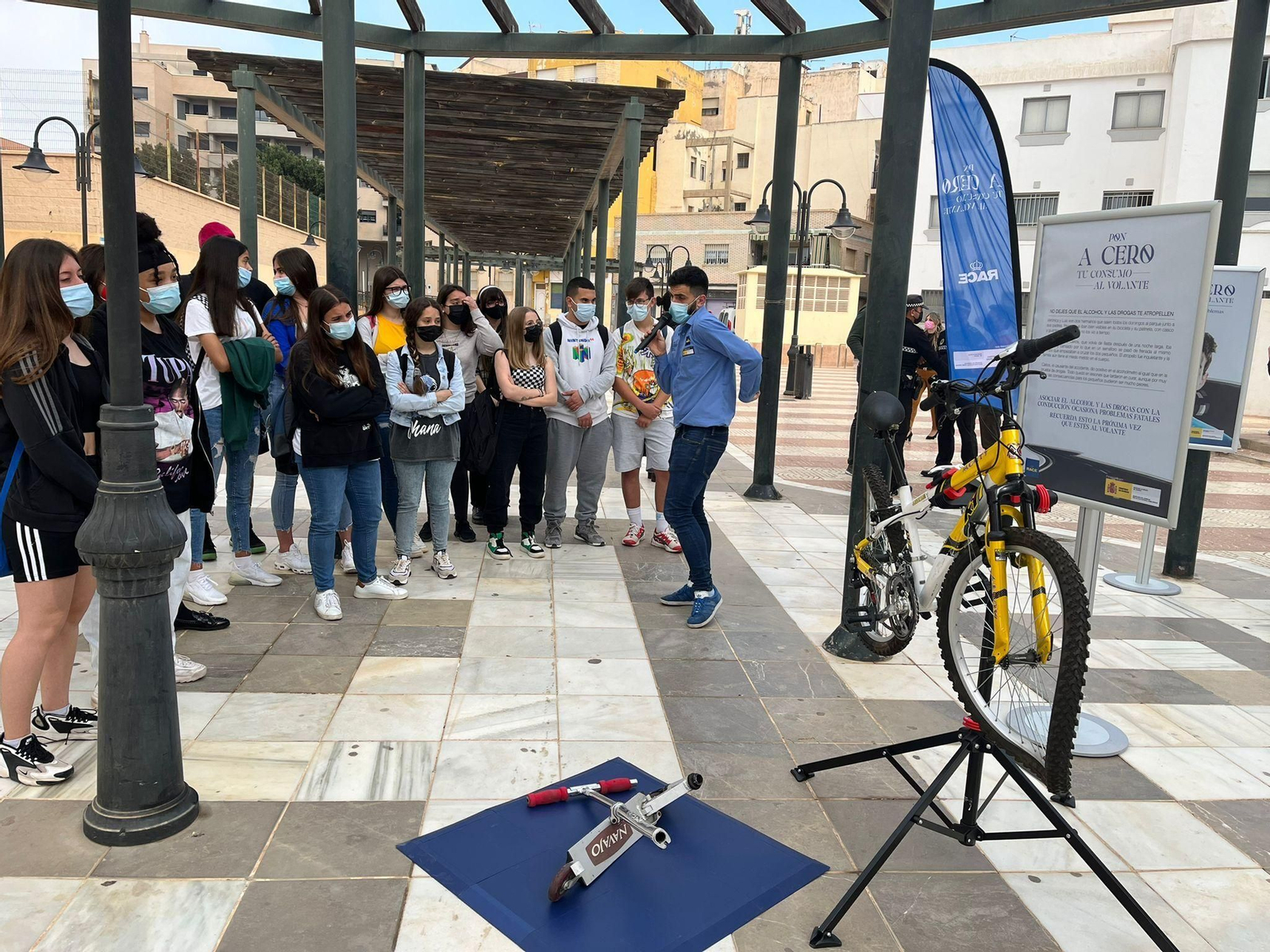Actividad sobre seguridad vial en la Plaza Luis Martín de Roquetas.