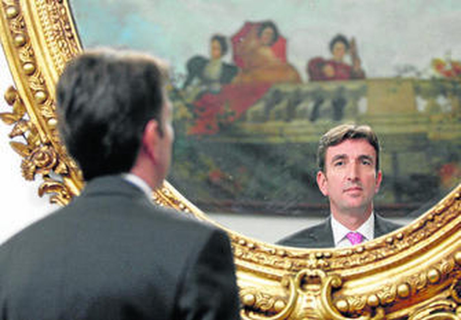 Francisco Javier Lumbreras, posa frente a un espejo del Círculo de la Amistad.