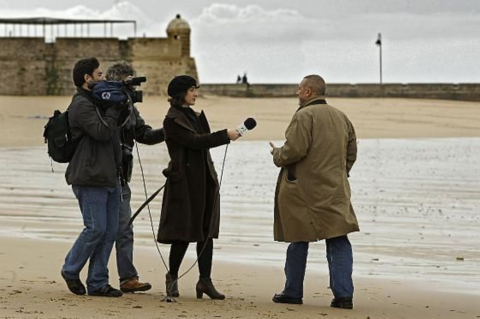 Pérez-Reverte realizó un recorrido por las localizaciones de su última novela, ambientada en el Cádiz de 1811. /Julio González