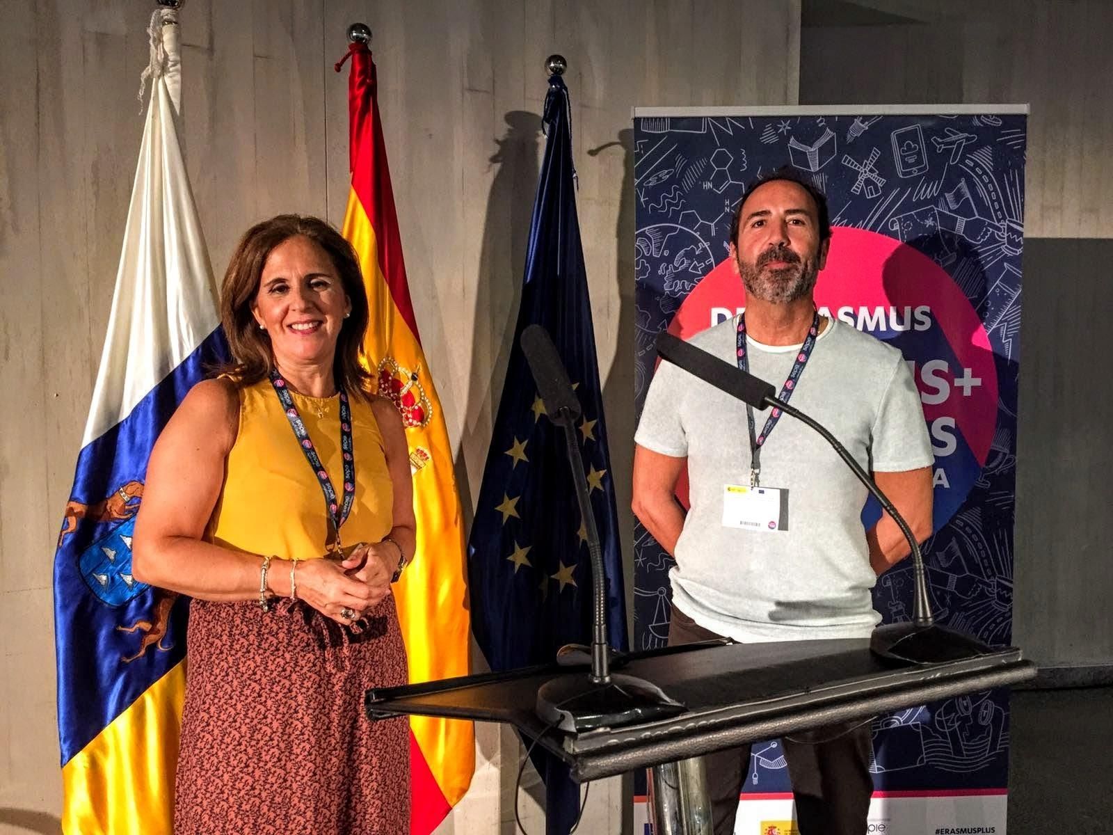 La directora del colegio Carmelitas, Yolanda Castilla, y el coordinador del proyecto Erasmus, el profesor Manuel Alcedo.