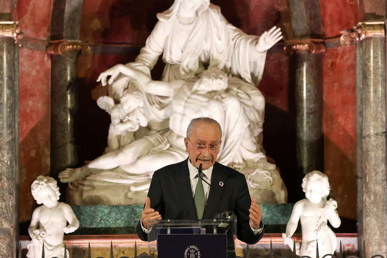 Colocan la primera viga de la nueva cubierta de la Catedral de Málaga, en fotos