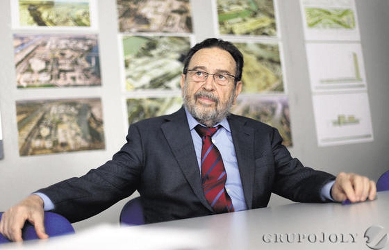 Ginés Aparicio (1938 Cartagena), el ingeniero que dirigió las obras de la Expo92, sigue trabajando en Sevilla. 

Foto: Antonio Pizarro