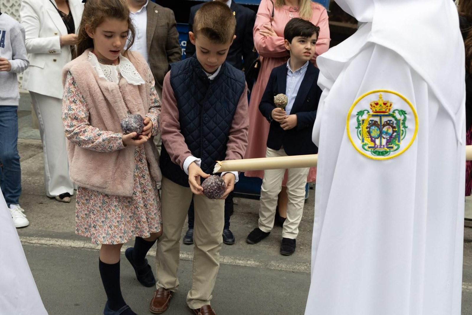 Los jiennenses se echan a la calle para presenciar la primera de las procesiones de la jornada: la Borriquilla (I)